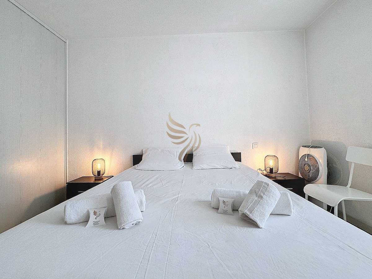 Spavaća soba s bračnim krevetom (160 x 190 plahti) i ručnicima (1 velika + 1 mala)