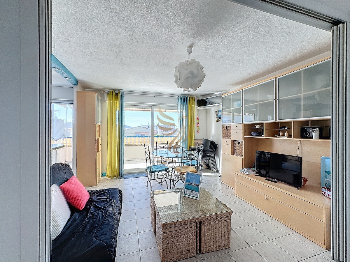 Udoban i svijetao prostor odličan za opuštanje. Zamislite da uživate u prijateljskom obroku s pogledom na balkon. Kauč se pretvara u krevet za dodatne goste.