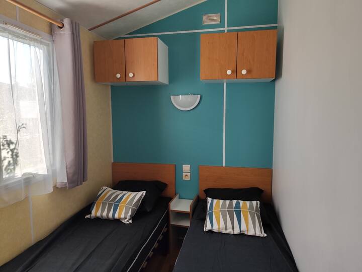 Chumba cha bluu na dirisha