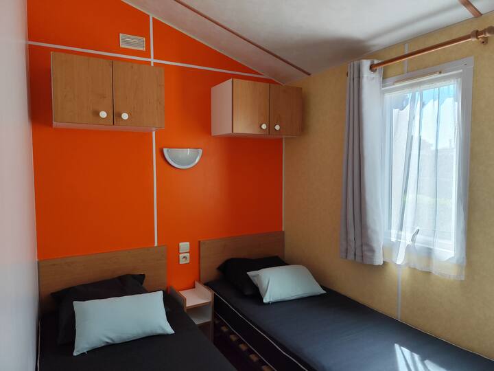 Chumba cha rangi ya chungwa na dirisha