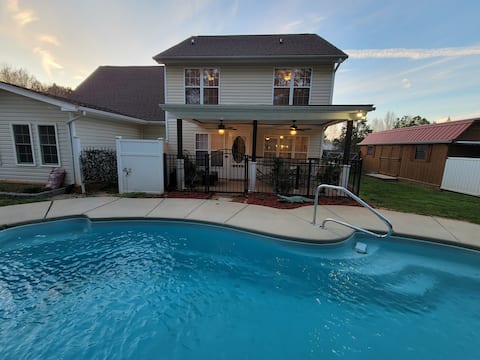 Hidden Oasis (Downtown Waxhaw with Seasonal Pool)