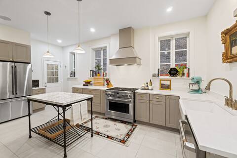 4 Suites all w/ their own baths steps to Warren St