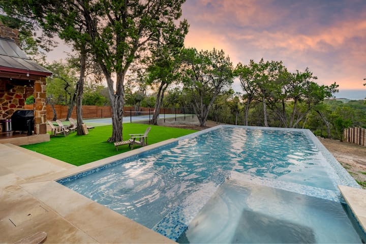 Lux Pool & Pickleball Villa | 9 Mins DT, Sleeps 18 gallery image 4