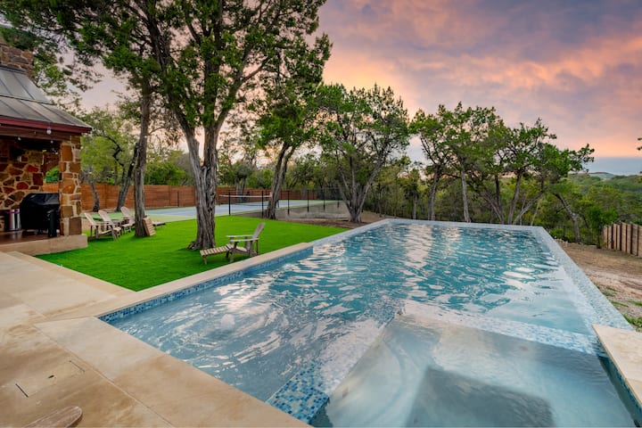 Luxe Wellness Estate: Pickleball, Pool, Spa, Sauna