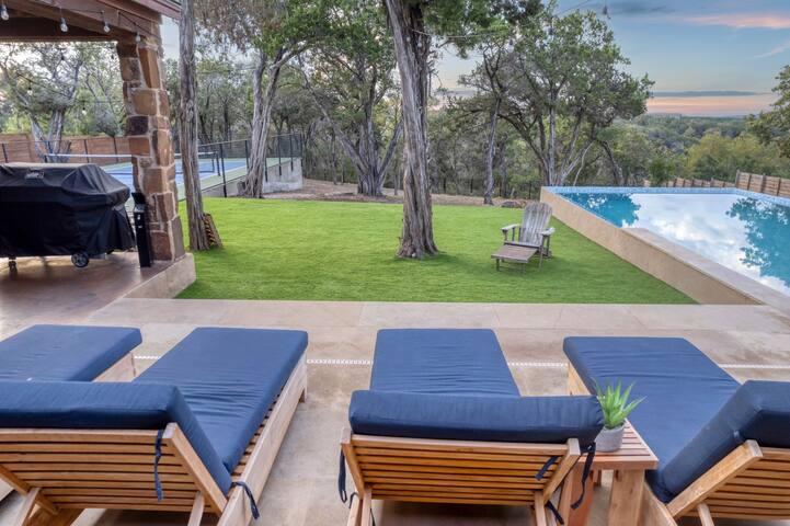Lux Pool & Pickleball Villa | 9 Mins DT, Sleeps 18 gallery image 3