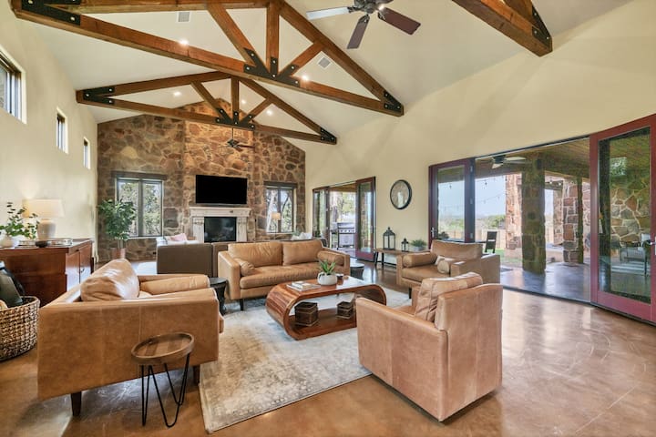 Lux Pool & Pickleball Villa | 9 Mins DT, Sleeps 18 gallery image 2