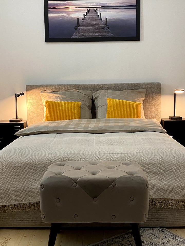 Საწოლის სიგანე 160 სმ და სიგრძეა 200 სმ. Საწოლისპირა სანათები შეიძლება ჩამუქდეს (კაშკაშა/მუქი და ცხელი/ცივი). Თუ ჟალუზი დაწეულია და ფარდები დახურულია, ოთახში სასიამოვნო და მუქია. 