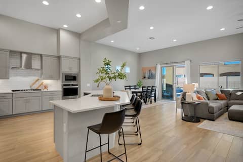 Premier Dove Mountain | Hot tub | Pool | All new!