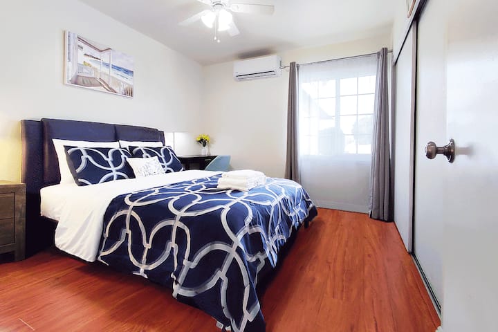 Lit queen size et espace de travail dédié