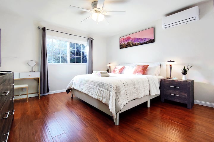 Lit king size en Californie,télévision, vanité de maquillage moderne (ou espace de travail)