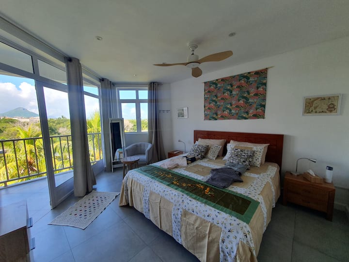 Glavna spavaća soba s pogledom na vrt