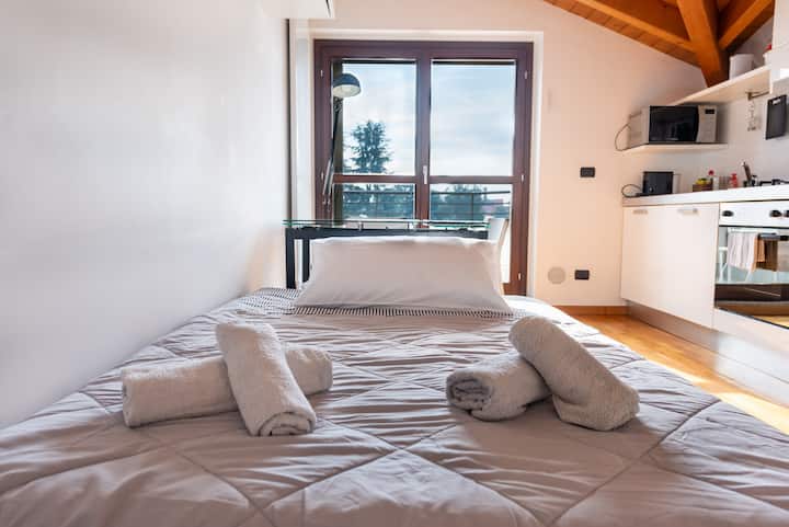 Sofá cama doble que se puede abrir con almohada, sábanas y mantas adicionales