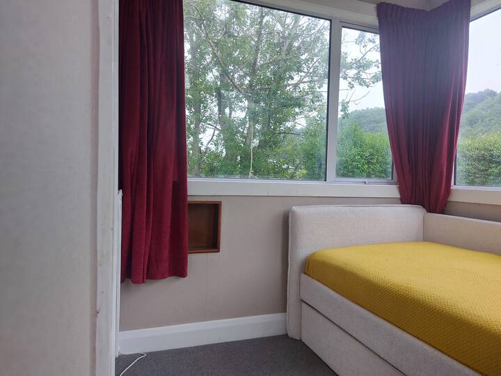 Пространство в слънчевата стая, ако не използвате това легло за спане.