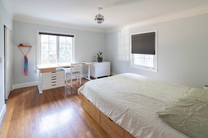 舒适温馨的卧室面向前花园，清晨可以听到鸟鸣声。 大枫木桌面和遮光窗帘。 