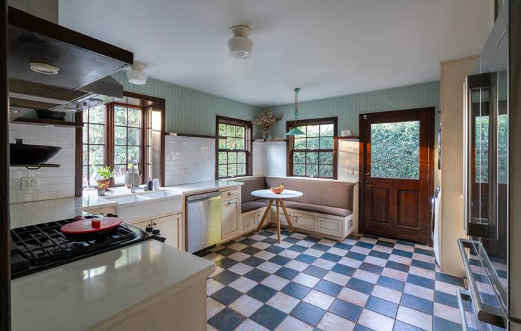 Beautiful Family Garden House gallery image 4