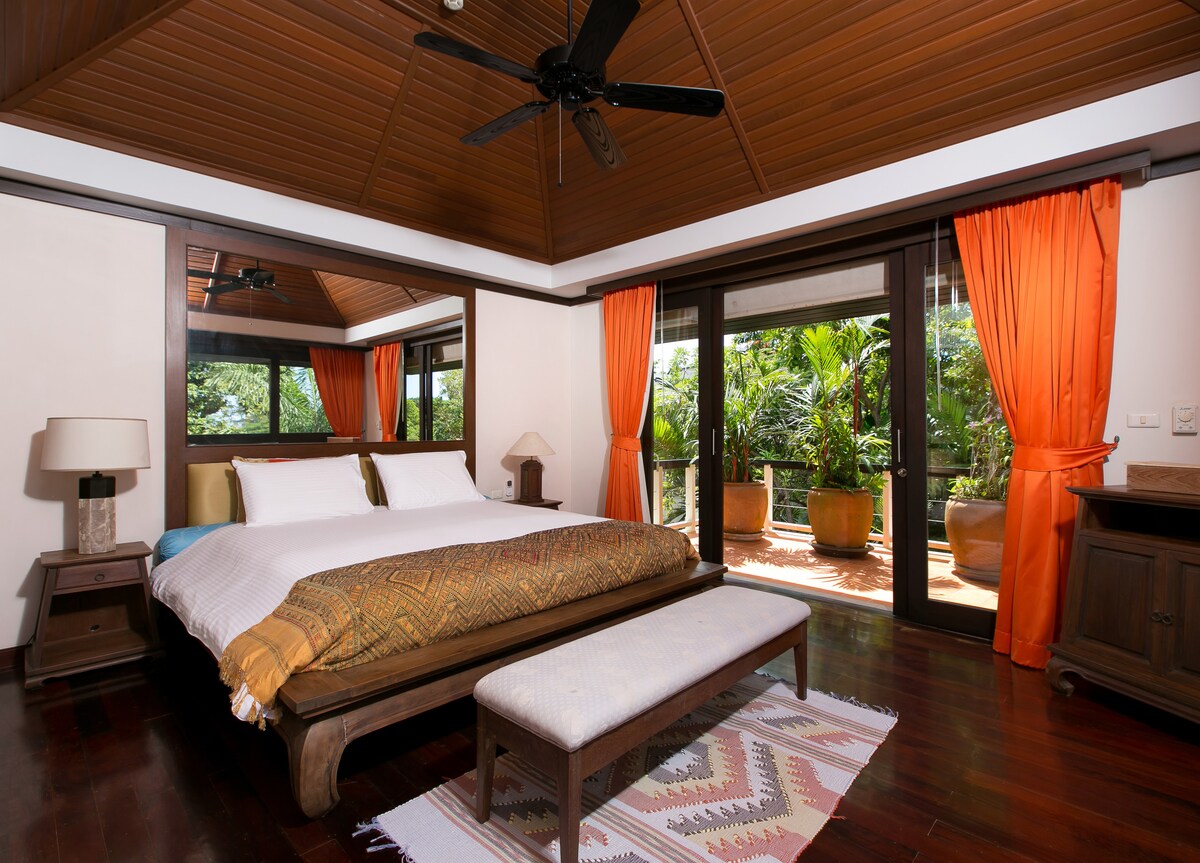 מיטת קינג סייז עם נוף לגינה