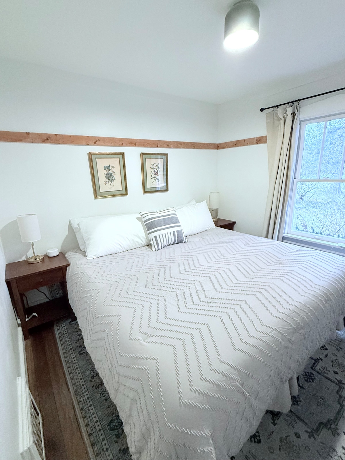 בחדר השינה השני יש גם מלך! אז אין צורך לריב על המיטה הגדולה ביותר! בחדר הזה יש גם תריסי האפלה מותאמים אישית לשינה.