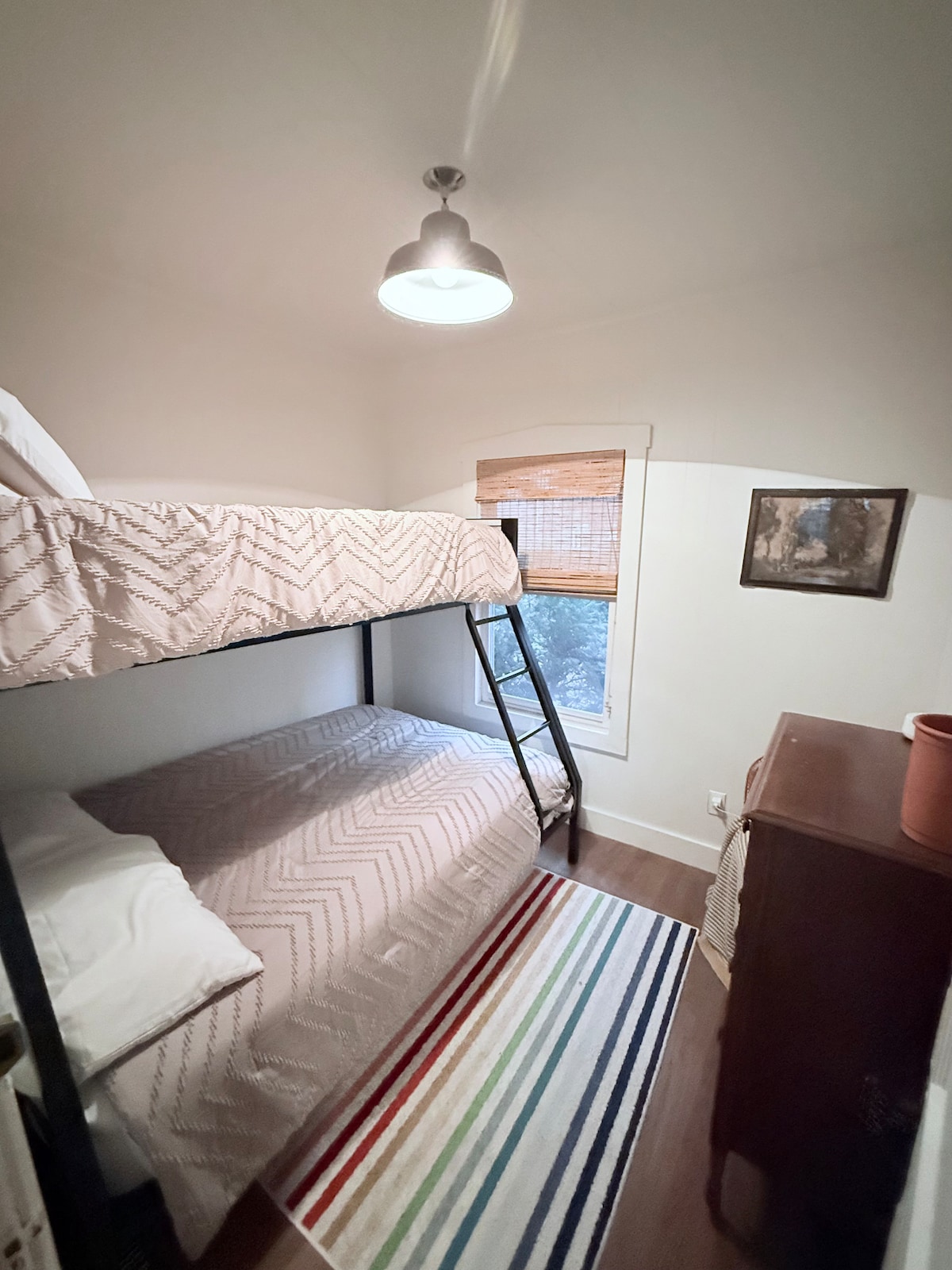 בחדר השינה הקטן ביותר מבין הארבעה יש מיטה זוגית מעל מיטת קומתיים מלאה ועיוור במבוק שעושה עבודה נהדרת בשמירה על השמש לשינה! 

*שימו לב שמגבלת המשקל על המיטה העליונה היא 200#