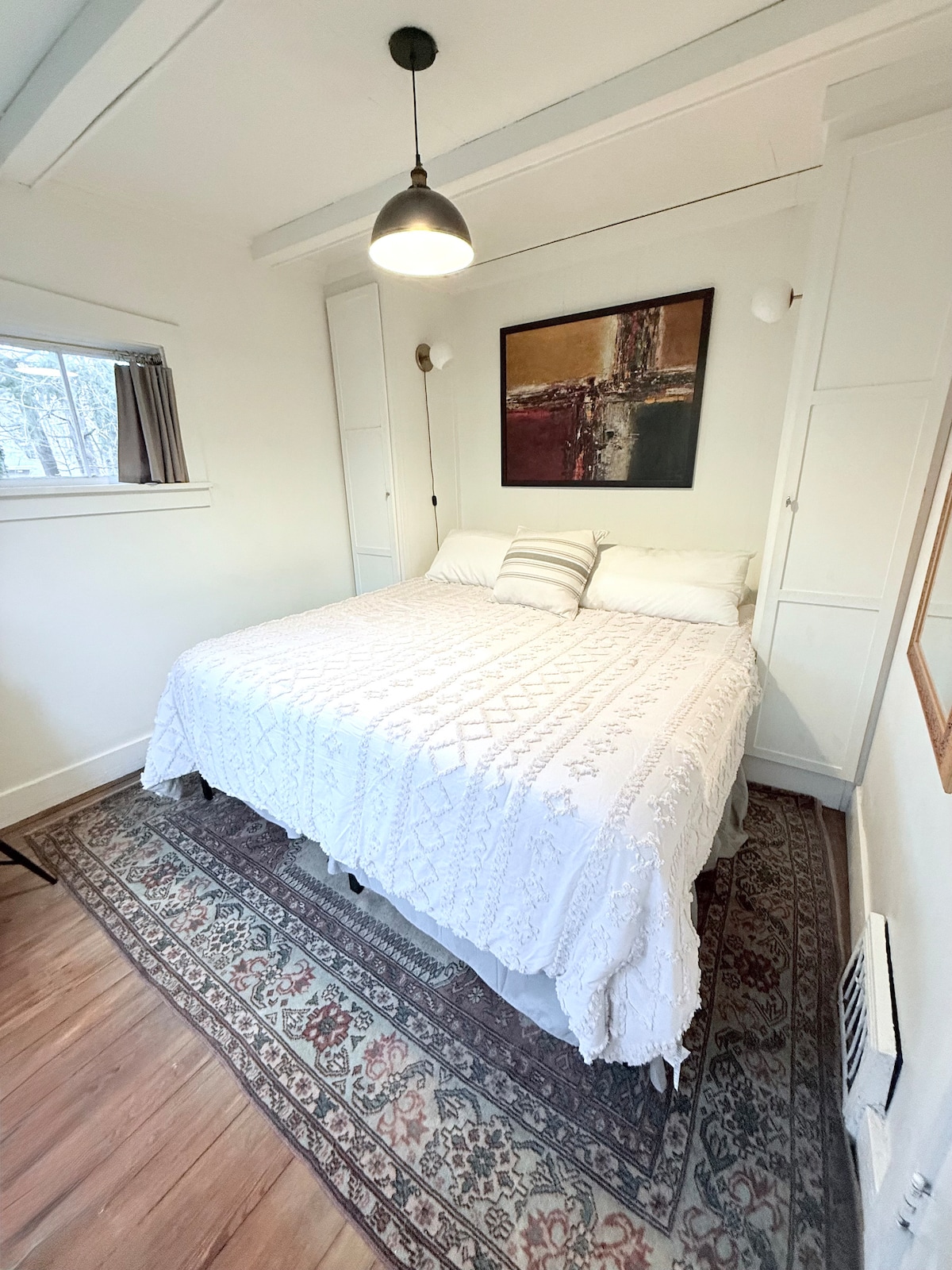 בחדר השינה הראשי יש מיטת קינג סייז נוחה עם חדרים מובנים בהתאמה אישית! שפע של מקום אחסון מתחת למיטה - ניתן לאחסן שם בקלות מזוודות.