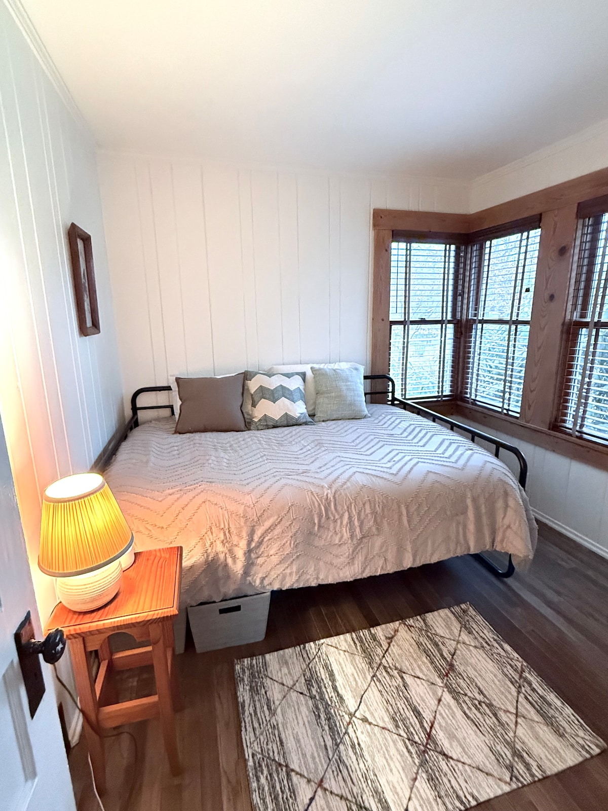 מיטת יום בגודל מלא עם מזרן יחיד מתקפל/נשלף מתחת. טרקלין בזמן קריאת הרומן האהוב עליכם, התעדכנו בעבודה או תנו לילדים חדר משלהם!