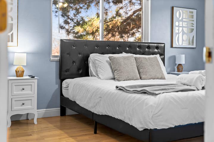 Cuenta con una lujosa cama tamaño king. Disfruta de comodidades modernas como aire acondicionado y amplia iluminación, perfectos para una estancia tranquila. 
