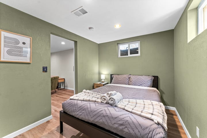 Nuestra habitación estudio se encuentra en la planta baja. Colchón de espuma viscoelástica tamaño queen. Con una televisión inteligente al otro lado de la cama.