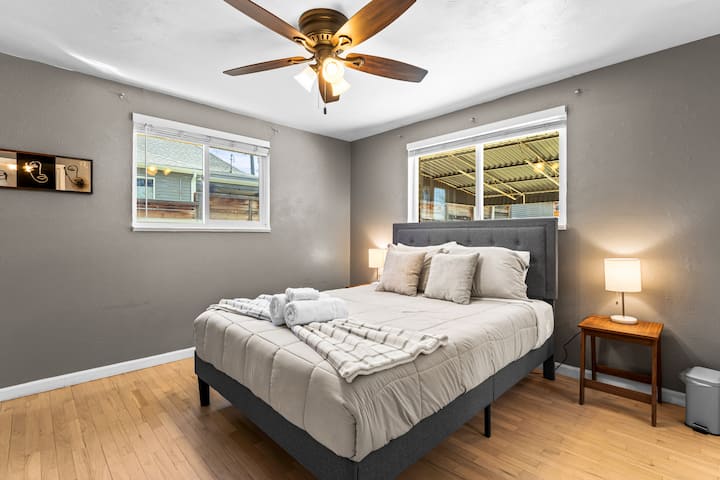 Segundo dormitorio en el piso principal con colchón de espuma viscoelástica queen. Mesitas de noche y lámparas personales junto a la cama. Acogedora manta para tirar en todas las habitaciones para mayor comodidad. 