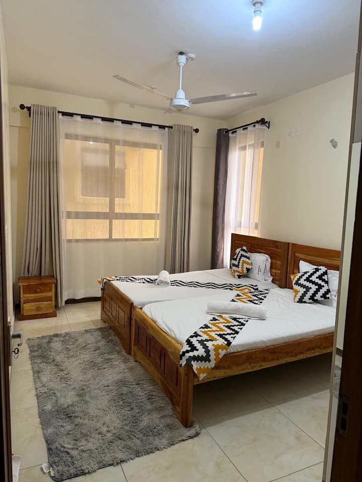 Prostrana soba s dva kreveta
Kupaonica spojena sa sobom (kupaonica s WC-om)
Ormarići za odjeću
2 noćna ormarića
Ventilator iznad glave 