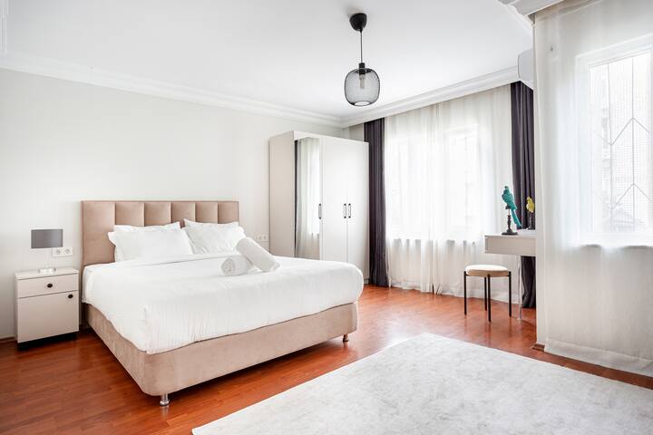 Charming 3-BR. w/Sweet king Beds. Lift &a full AC