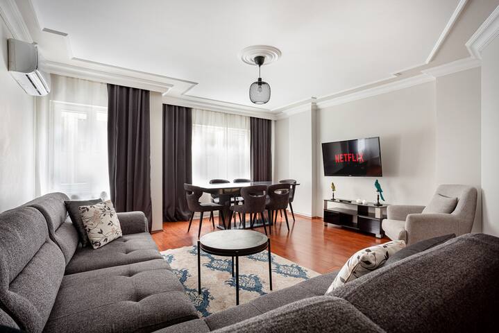 Charming 3-BR. w/Sweet king Beds. Lift &a full AC gallery image 4