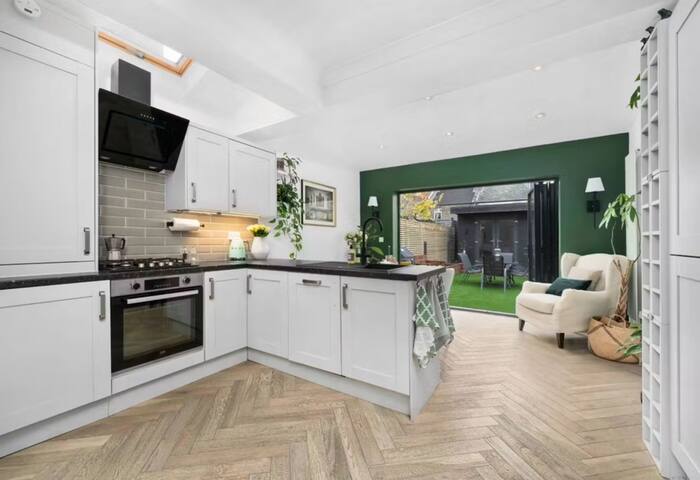 Big Luxury Home & Garden, 30 mins to Oxford Circus gallery image 4