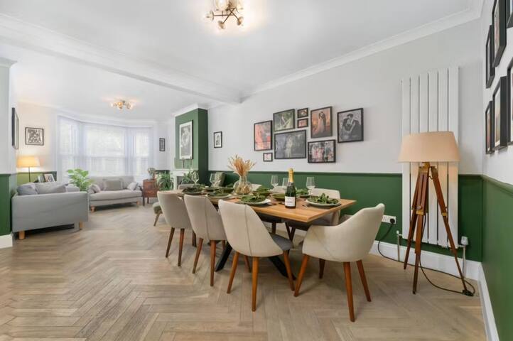 Big Luxury Home & Garden, 30 mins to Oxford Circus gallery image 2