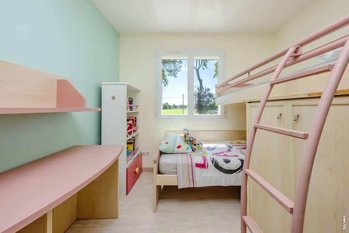Spálňa s dvoma samostatnými poschodovými posteľami