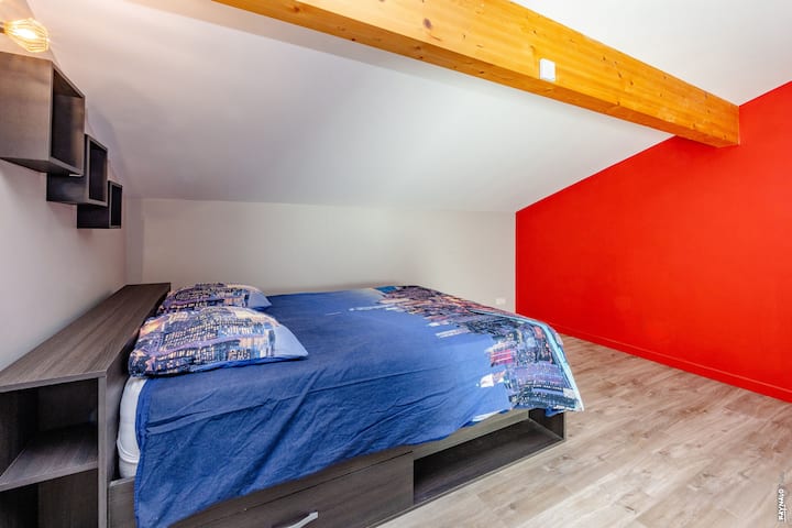 Spálňa so 140 lôžkami na poschodí