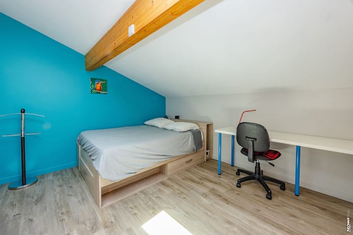 Spálňa so 140 lôžkami na poschodí