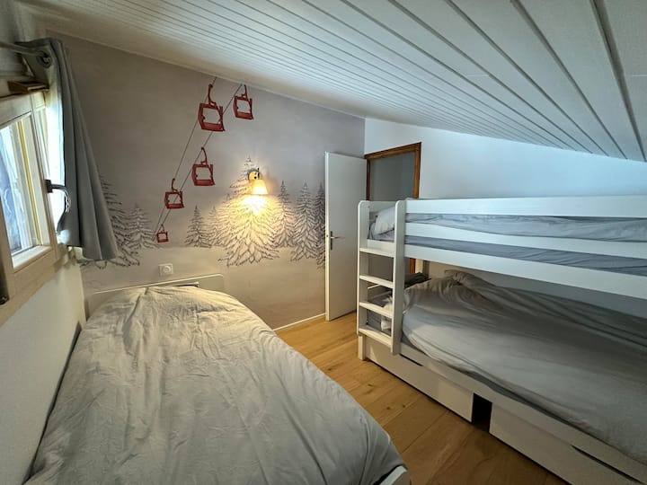 Spavaća soba opremljena je krevetima na kat i jednim krevetom, odnosno tri kreveta dimenzija 90*190. Ladice i ormar.