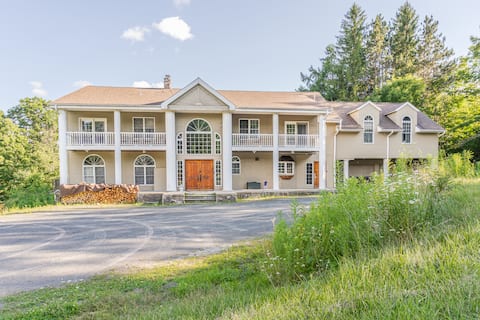 Maplewood Manor 8BR | Hot tub | Fire pit | Gym