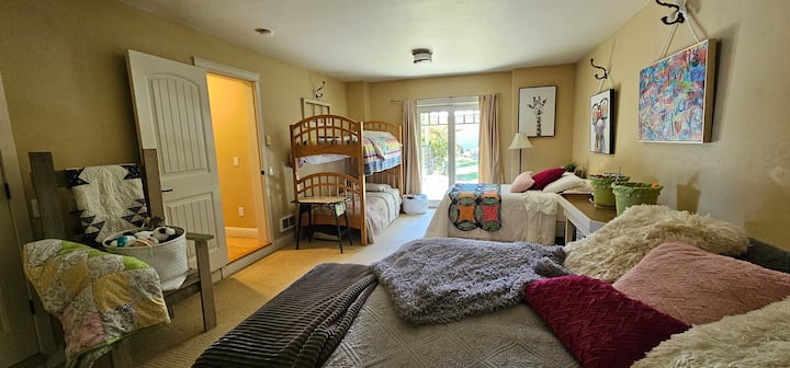 set up option with a king,  twin and bunk