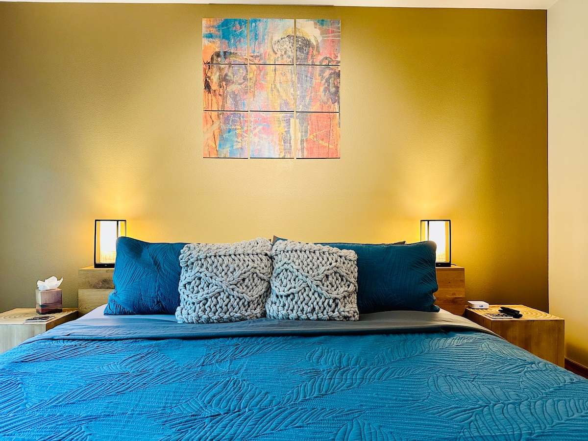 Suite principale avec lit taille King, lit plateforme en chêne massif sur mesure.