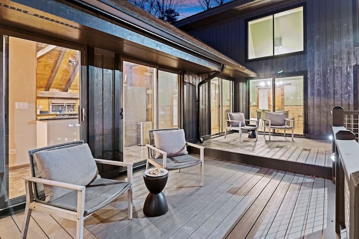 *Hot Tub!* Luxury Home 10 min to Airport