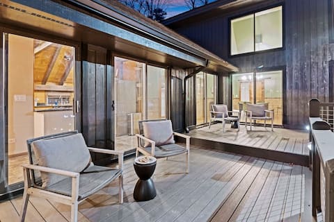 *Hot Tub!* Luxury Home 10 min to Airport