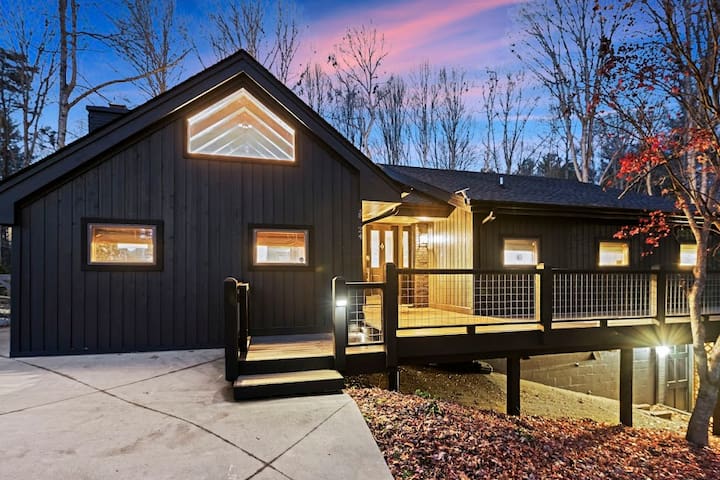 Luxury Home 10 min to Airport & Sierra Nevada gallery image 2