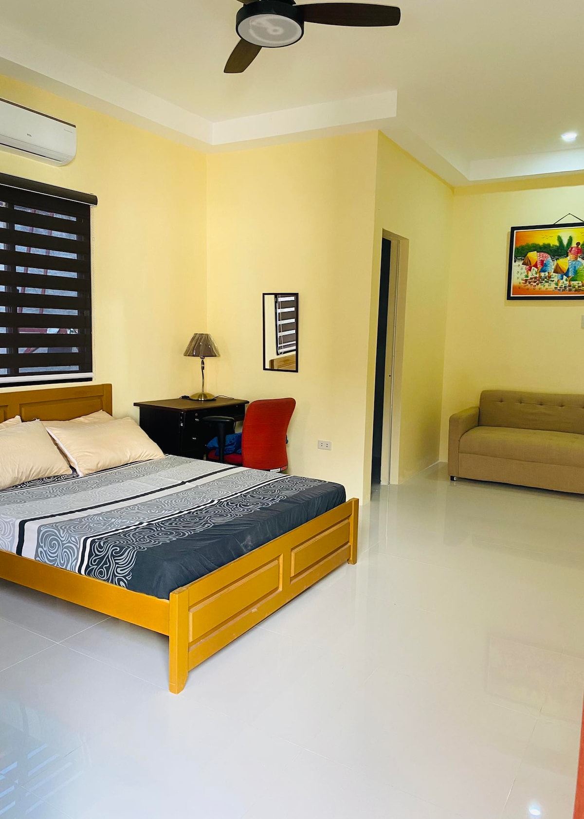 Spálňa nášho majstra NIE je zahrnutá v zvyčajnom balíku pre 16 - 20 osôb, ale ak je vaša skupina 21 - 25 osôb, môžete ho vylepšiť.  Cena môže byť upravená prostredníctvom aplikácie air bnb tak, aby zahŕňala túto izbu.