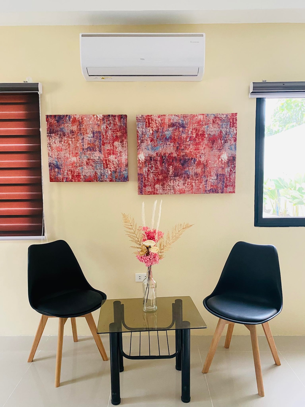 Kávový kútik s výhľadom na náš bazén