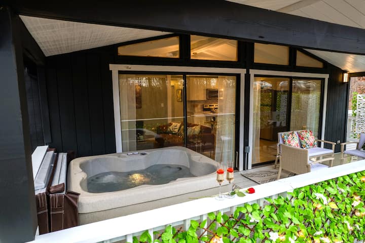 The Honeymoon Cabin | Private Retreat w/ Hot Tub
