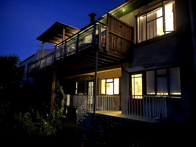 Quirky, artists dream – magnificent mountain views gallery image 2