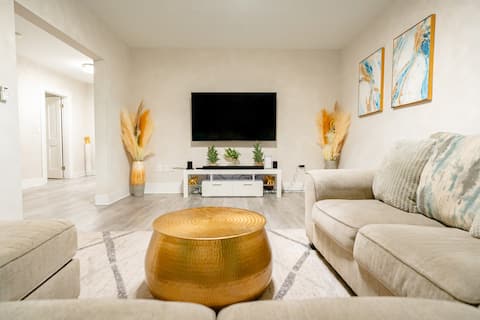 Chic and Cozy Family Retreat Close to Boston