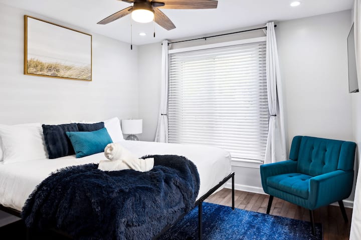 תיהנו מסרט בפרטיות של מיטת הקינג סייז הזו. החדר הפרטי שלכם מצויד במיטה נוחה במיוחד, תריסים, וילונות האפלה וטלוויזיה!