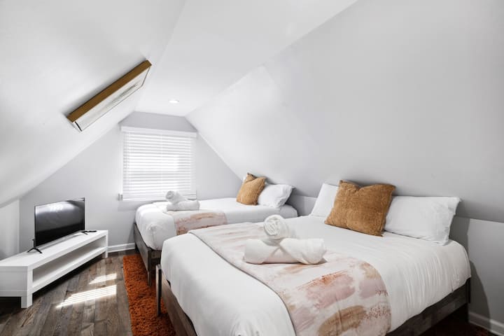 מקום המסתור המושלם לילדים או לחברים שאוהבים לבלות יחד! להירגע במיטות הנוחות האלה, שמוצעות בזהירות ובמצעים נקיים ורכים.