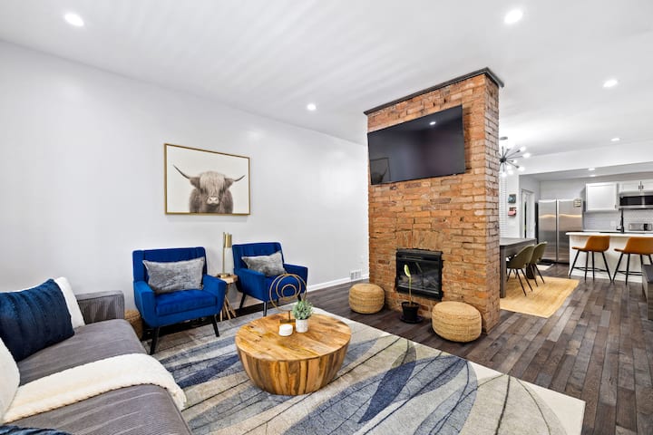 סלון נקי ונעים להירגע ולצפות במשחק או בסרט!